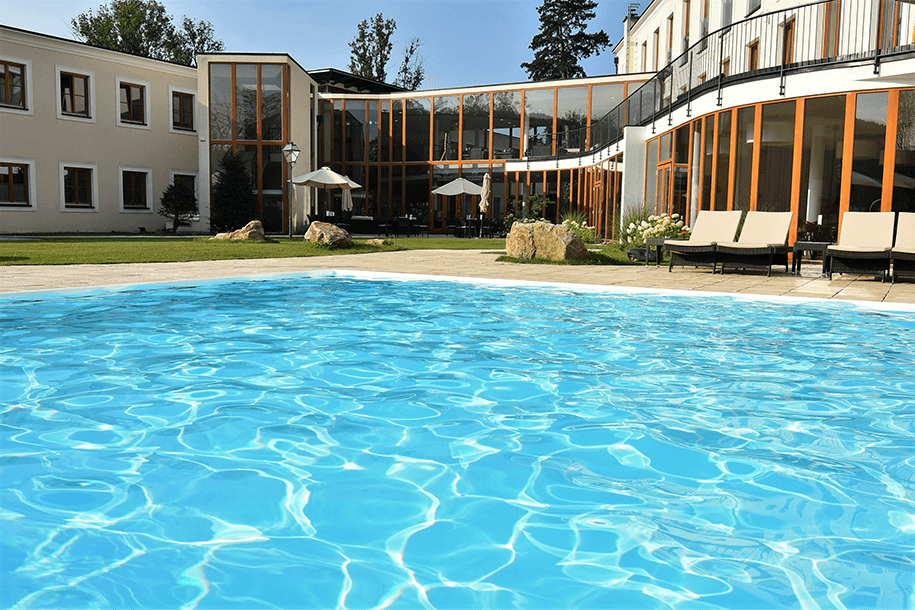 Outdoor Pool mit Blick auf das Hotel