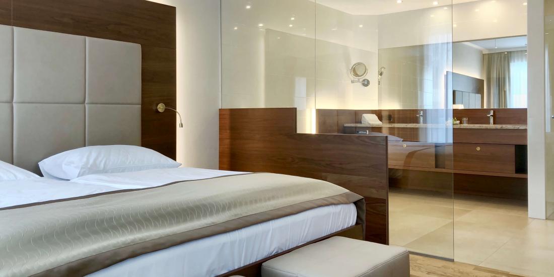 Bett mit Blick zum Badezimmer