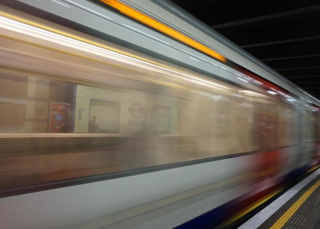 Zug im Bahnhof einfahrend