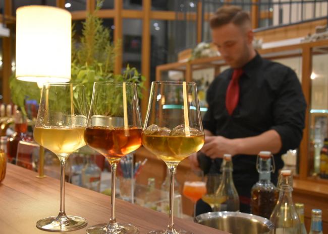 Cocktails an der Bar Cocktails an der Bar