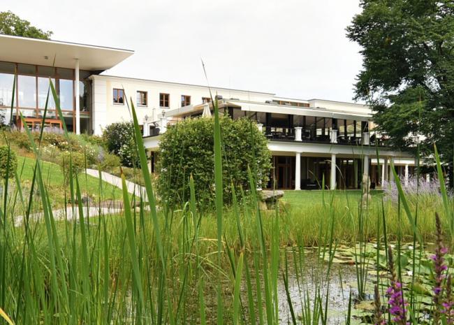Schlosspark Mauerbach mit Biotop im Vordergrund