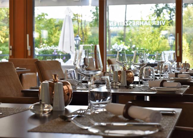 Tisch im Restaurant Vier Jahreszeiten Vier Jahreszeiten