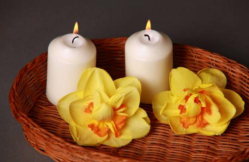 Blumen und Kerzen