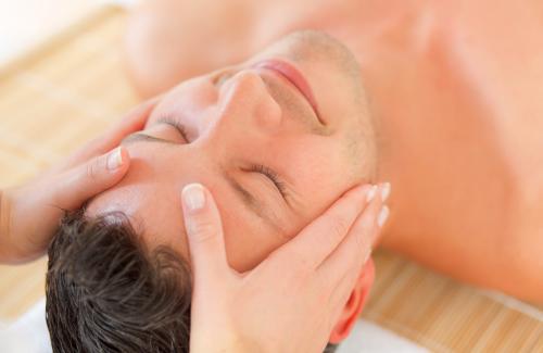Gesichtsmassage beim Mann